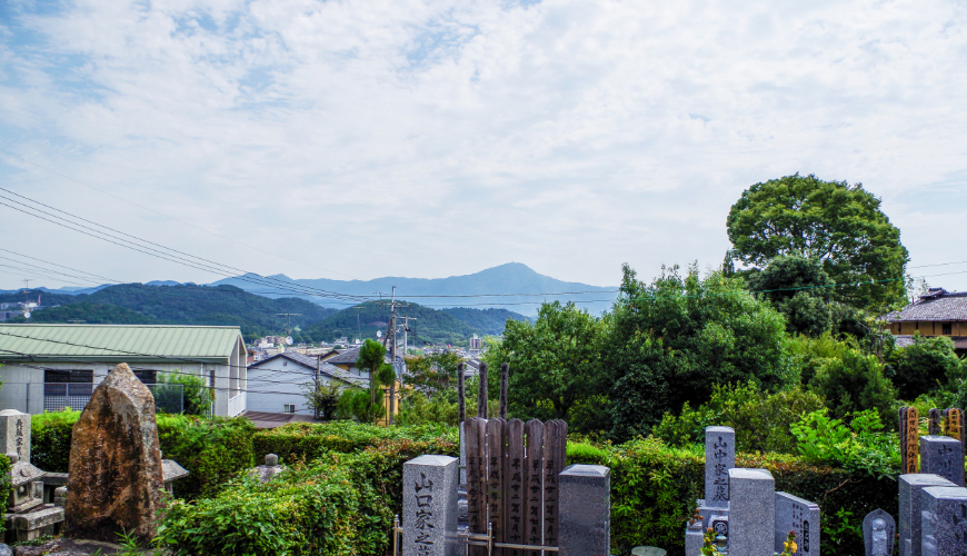 薬師山墓園から比叡山を望む